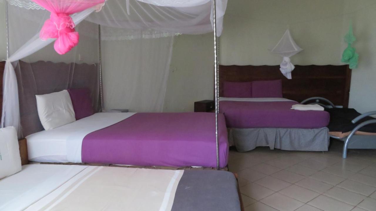 Global Village Hotel Pakwach Buitenkant foto