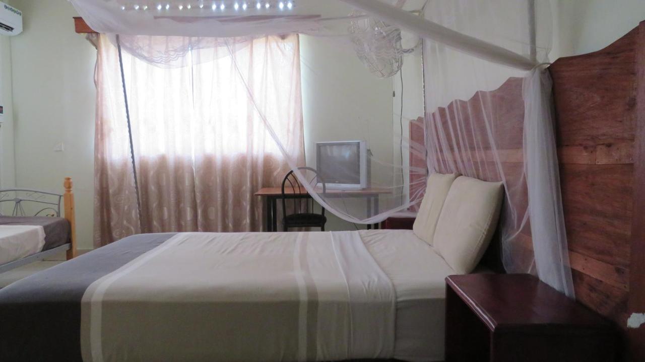 Global Village Hotel Pakwach Buitenkant foto