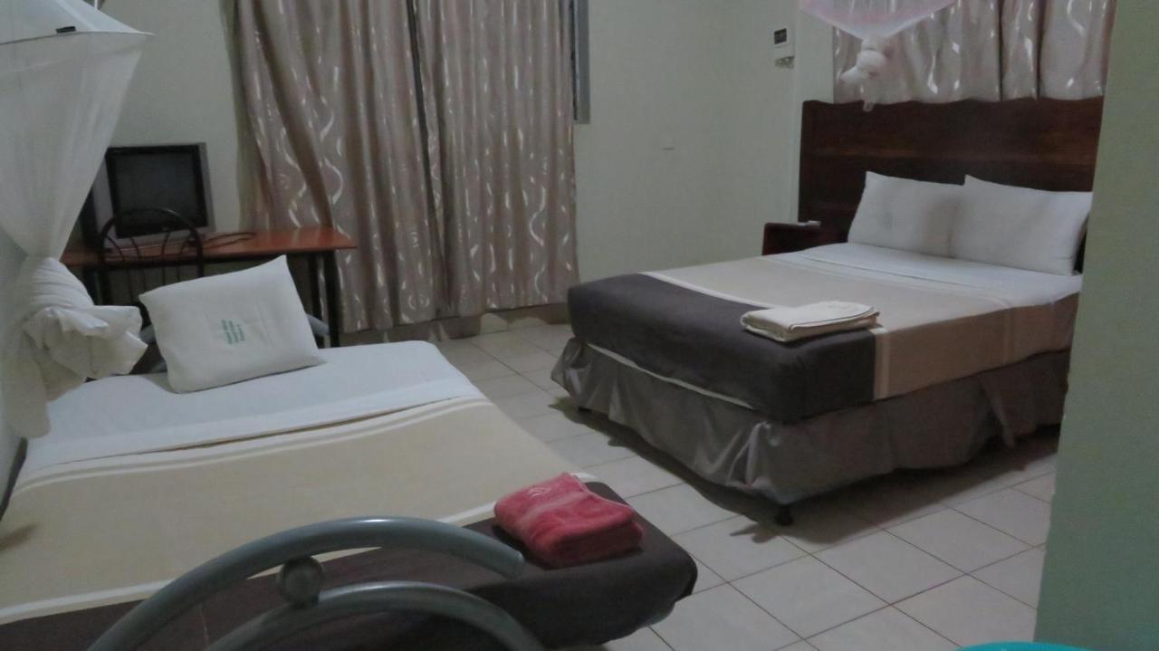 Global Village Hotel Pakwach Buitenkant foto