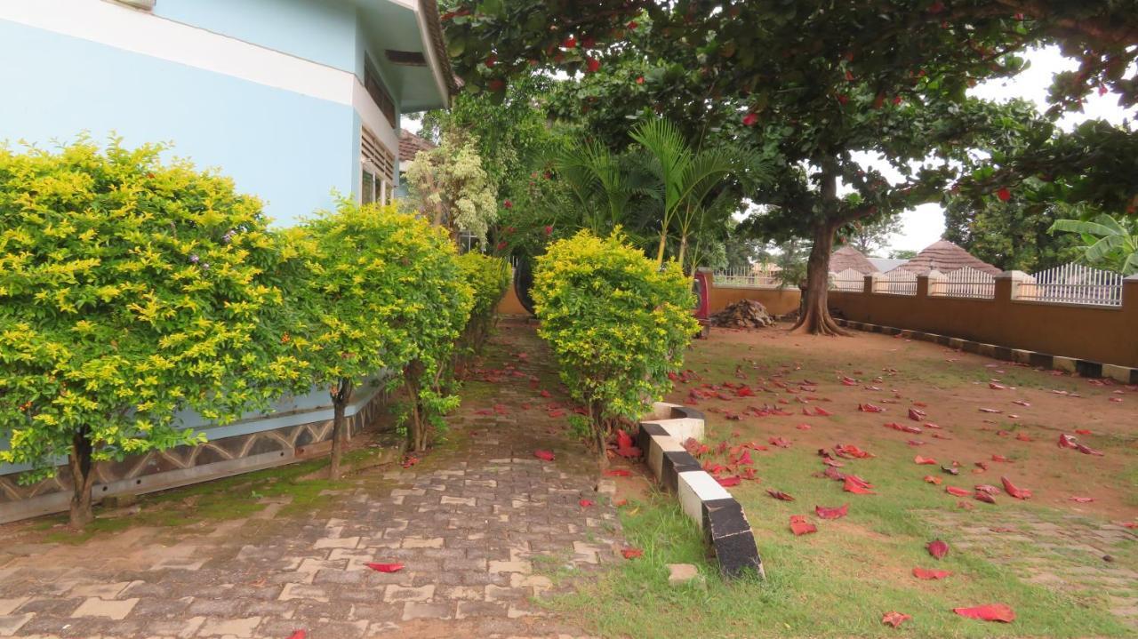 Global Village Hotel Pakwach Buitenkant foto