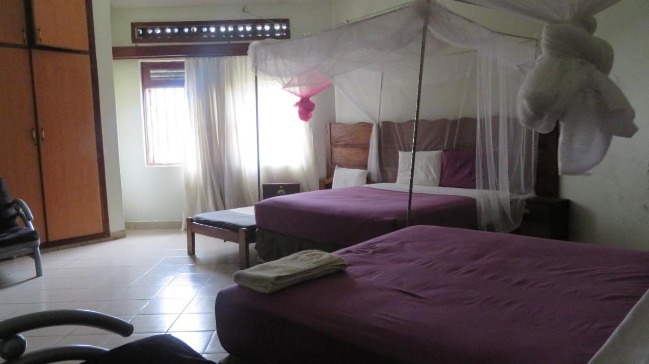 Global Village Hotel Pakwach Buitenkant foto