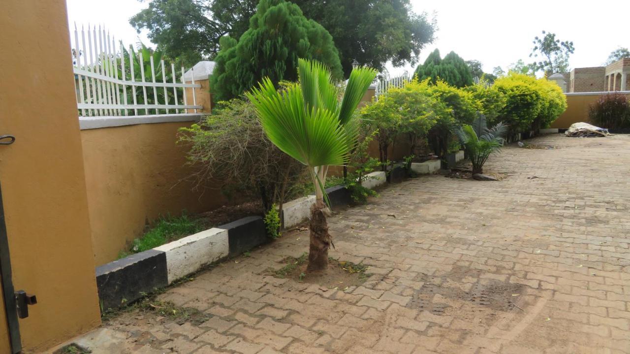 Global Village Hotel Pakwach Buitenkant foto