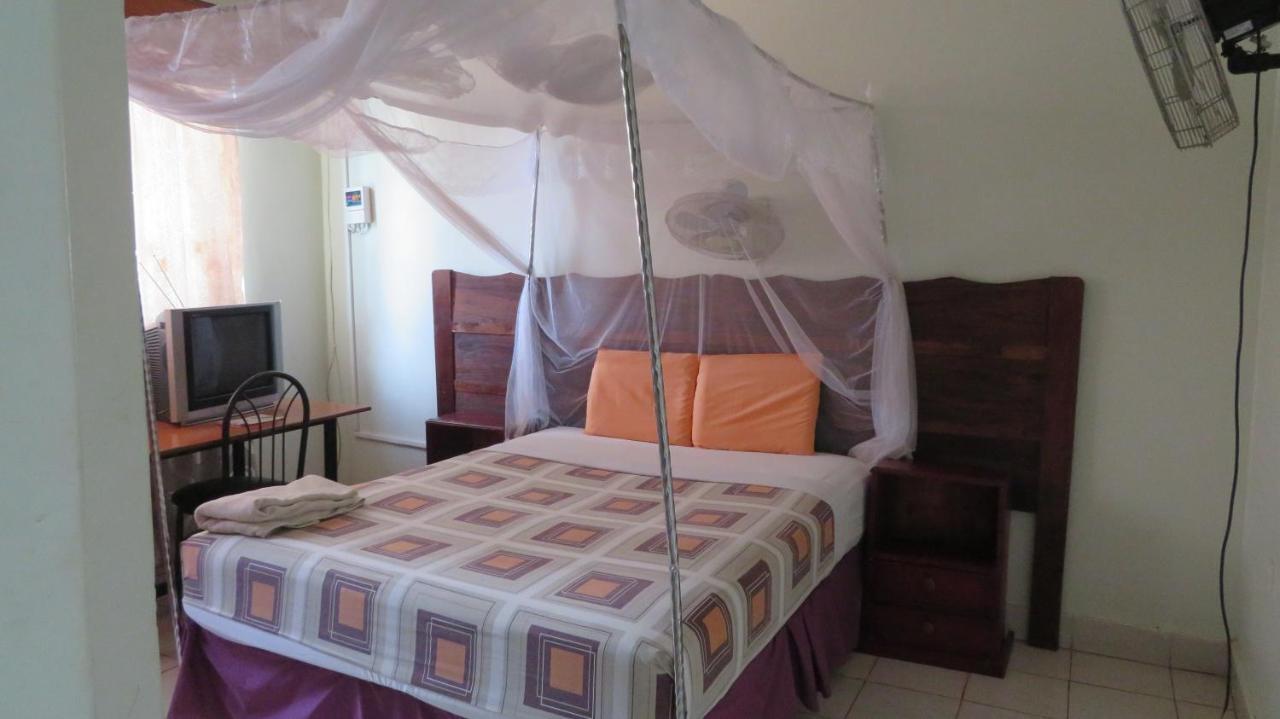 Global Village Hotel Pakwach Buitenkant foto